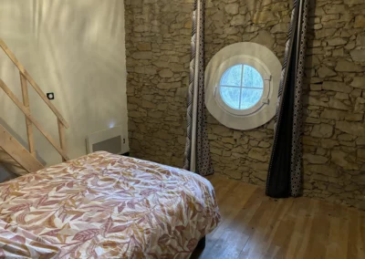 Chambre avec 1 lit double en 140, situé dans le Gîte du Clot dans le Tarn, disponible à la location pour week-end ou vacances.