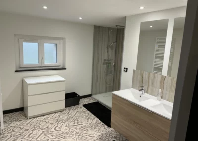 Salle d'eau moderne et design, du Gîte du Clot, avec belle douche à l'italienne et lavabo double vasque