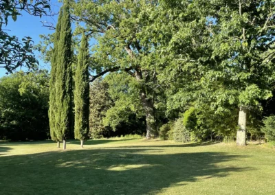 Situé à Castres dans le Tarn, le Gîte du Clot vous offre un cadre idéal pour profitez des 3 hectares de parc pour une promenade, pour vos exercices de méditation ou tout simplement pour profiter de la nature