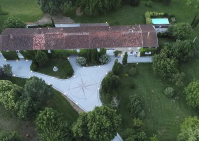 Vue aérienne du gîte du Clot situé à Castres dans le Tarn en Occitanie, avec sa belle rose des vents dans l'allée.