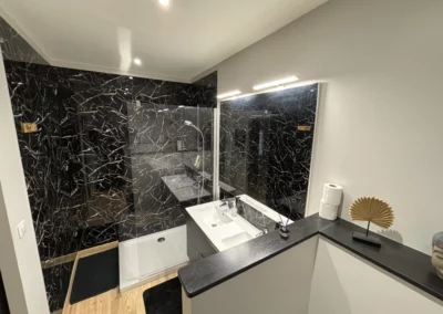Salle d'eau de la suite 1, chambre d'hôte disponible à la location. Situé à Castres en Occitanie