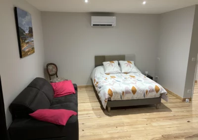 Suite 1 des chambres d'hôte proposé par le Gîte du Clot situé à Castres. Un couchage de qualité 140.
