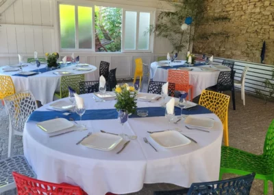 Profitez d'un repas en famille ou entre amis sur la terrasse couverte du Gîte du Clot organisateur d'évènementiel