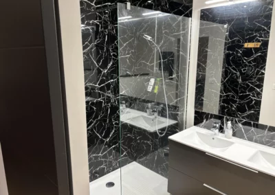 Salle d'eau de la Suite 1 avec belle douche à l'italienne, au Gîte du Clot de Castres