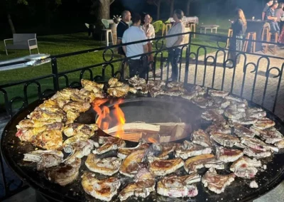Un barbecue grand format est à votre disposition au Gîte du Clot pour vos évènements.