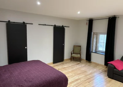 Suite 1 des chambres d'hôte proposé par le Gîte du Clot situé à Castres. Un lit en 140 et un lit en 160.
