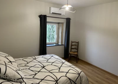 2ème chambre avec 1 lit double en 160, situé dans le Gîte du Clot, disponible à la location pour week-end ou vacances.